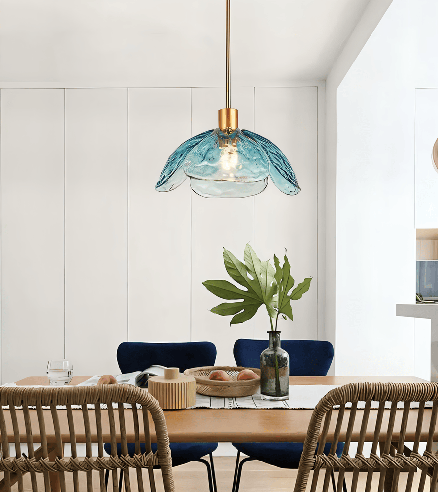 Pendellampe i farvet glas – blomsterdesign med LED lys