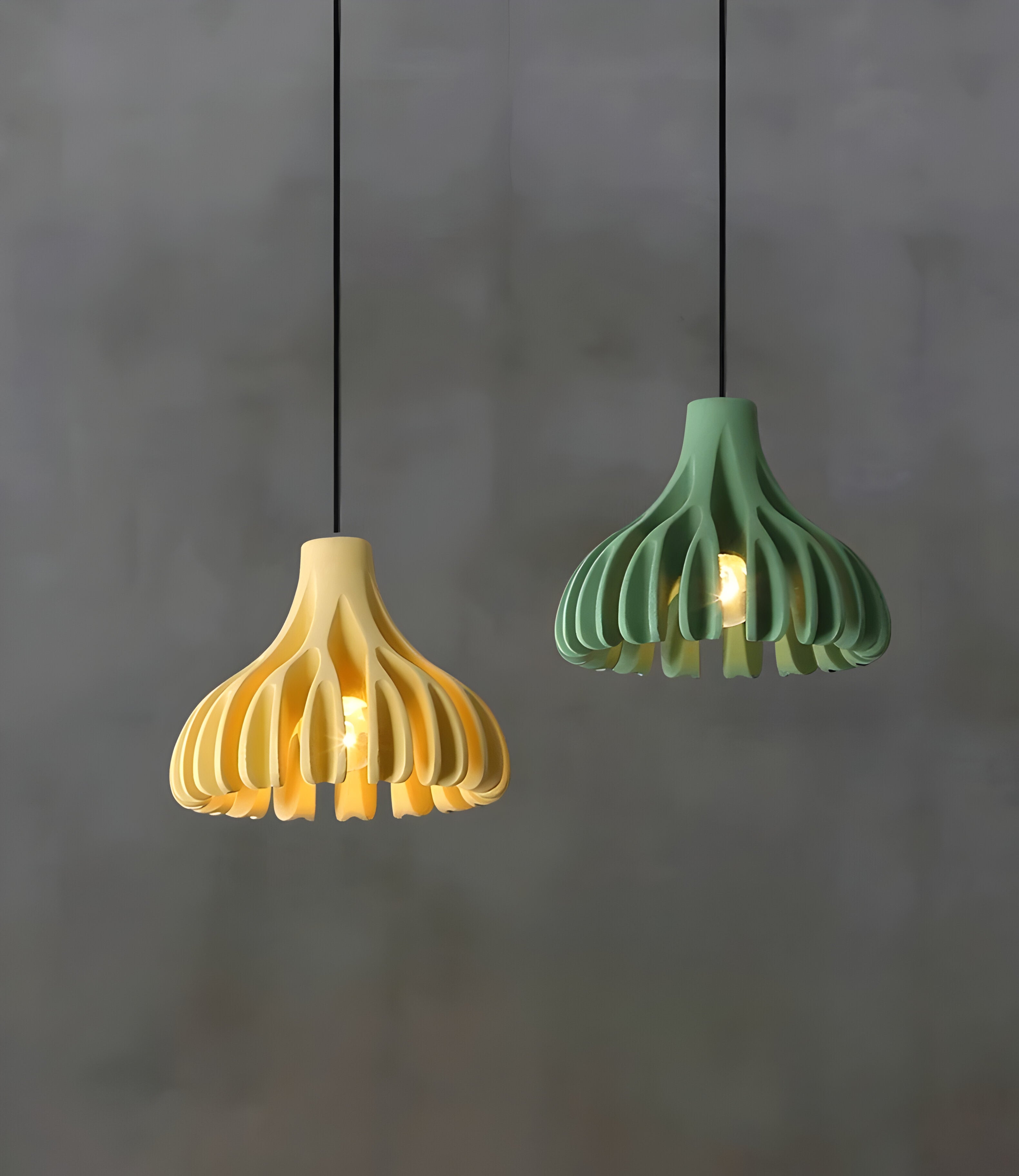 Blomsterformet pendellampe i farvet resin