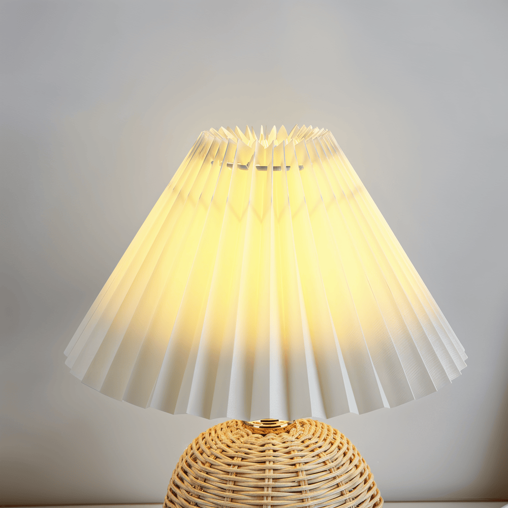 RaffiaGlow – Plisserad Bordslampa i Rotting med Retrodesign