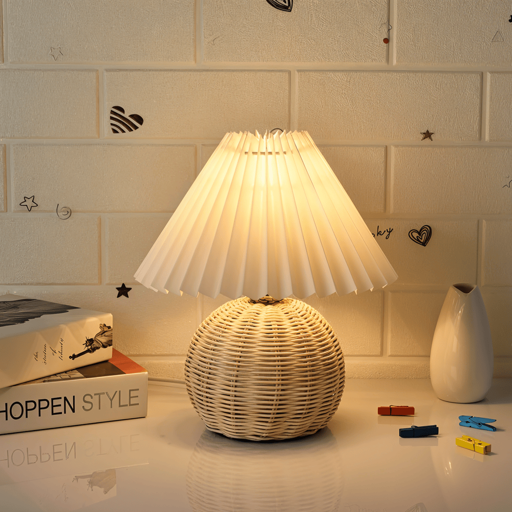 RaffiaGlow – Plisserad Bordslampa i Rotting med Retrodesign