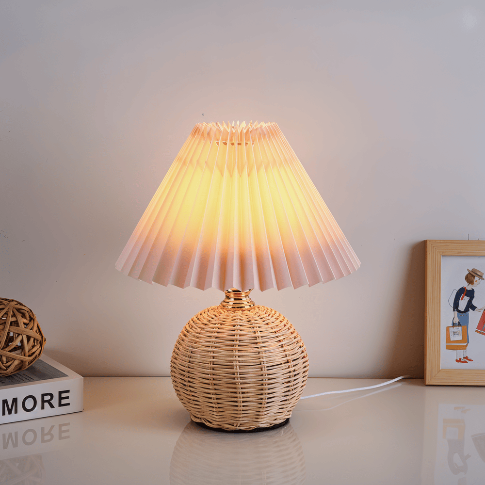 RaffiaGlow – Plisserad Bordslampa i Rotting med Retrodesign