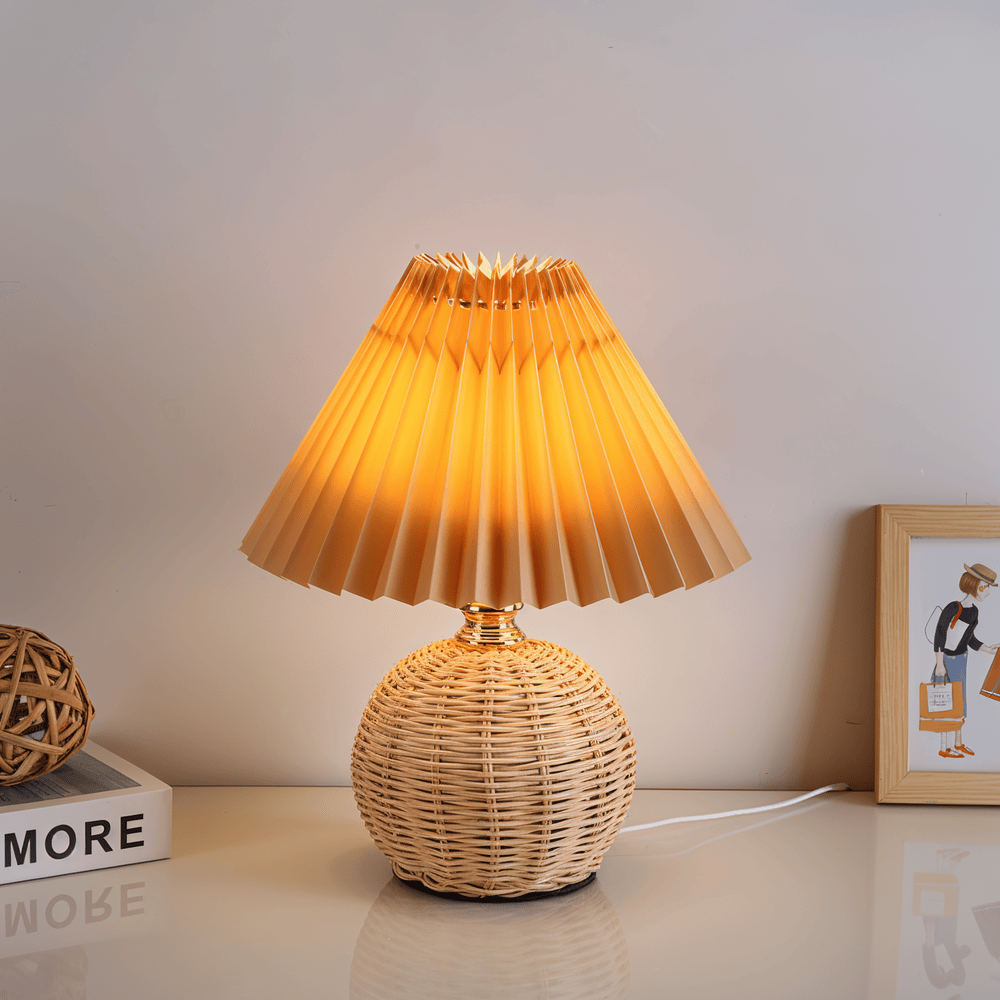 RaffiaGlow – Plisserad Bordslampa i Rotting med Retrodesign