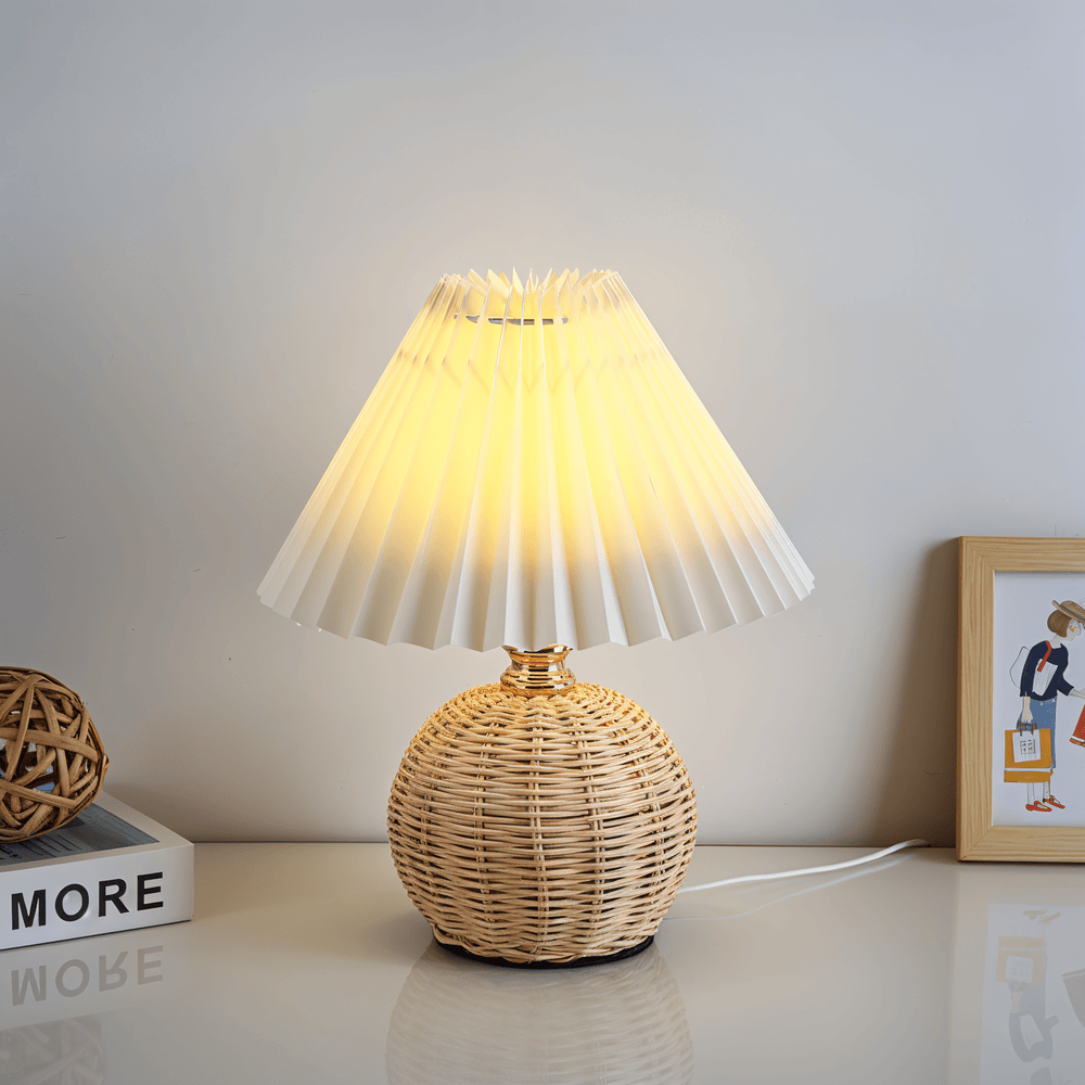 RaffiaGlow – Plisserad Bordslampa i Rotting med Retrodesign