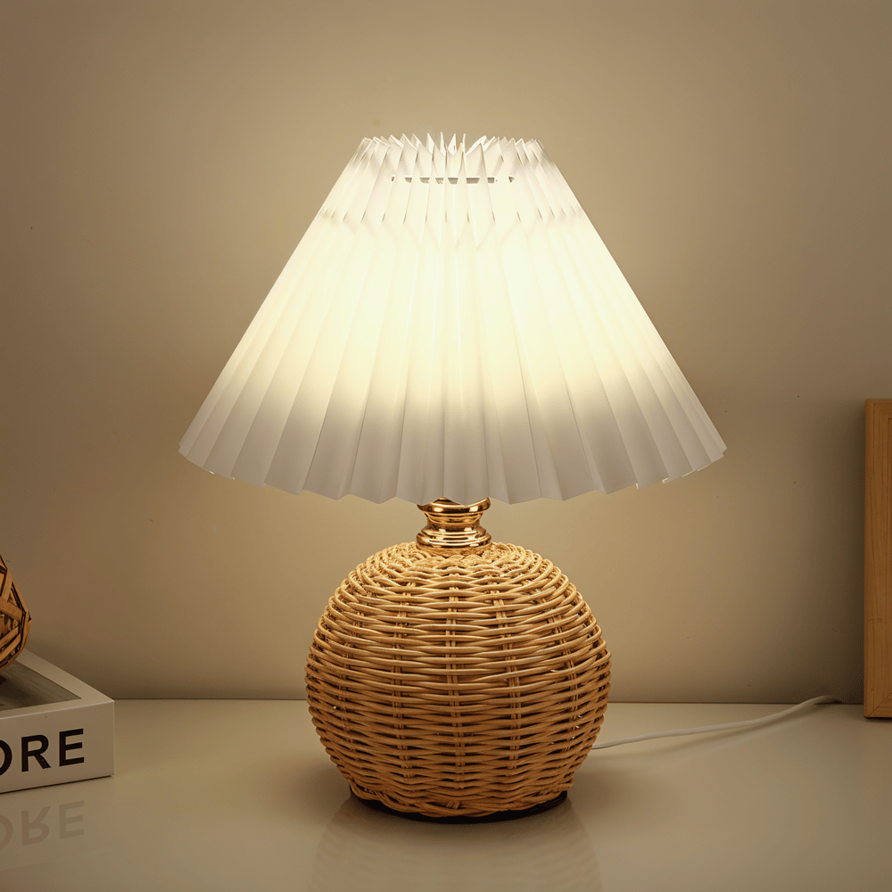 RaffiaGlow – Plisserad Bordslampa i Rotting med Retrodesign