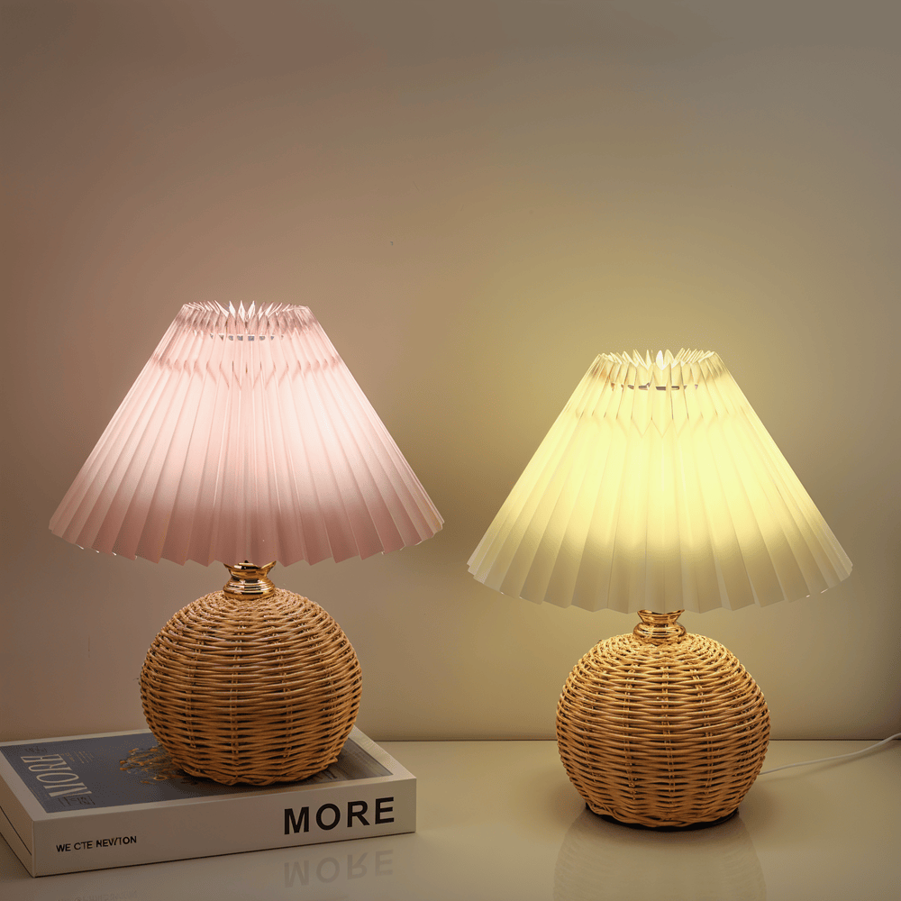 RaffiaGlow – Plisserad Bordslampa i Rotting med Retrodesign