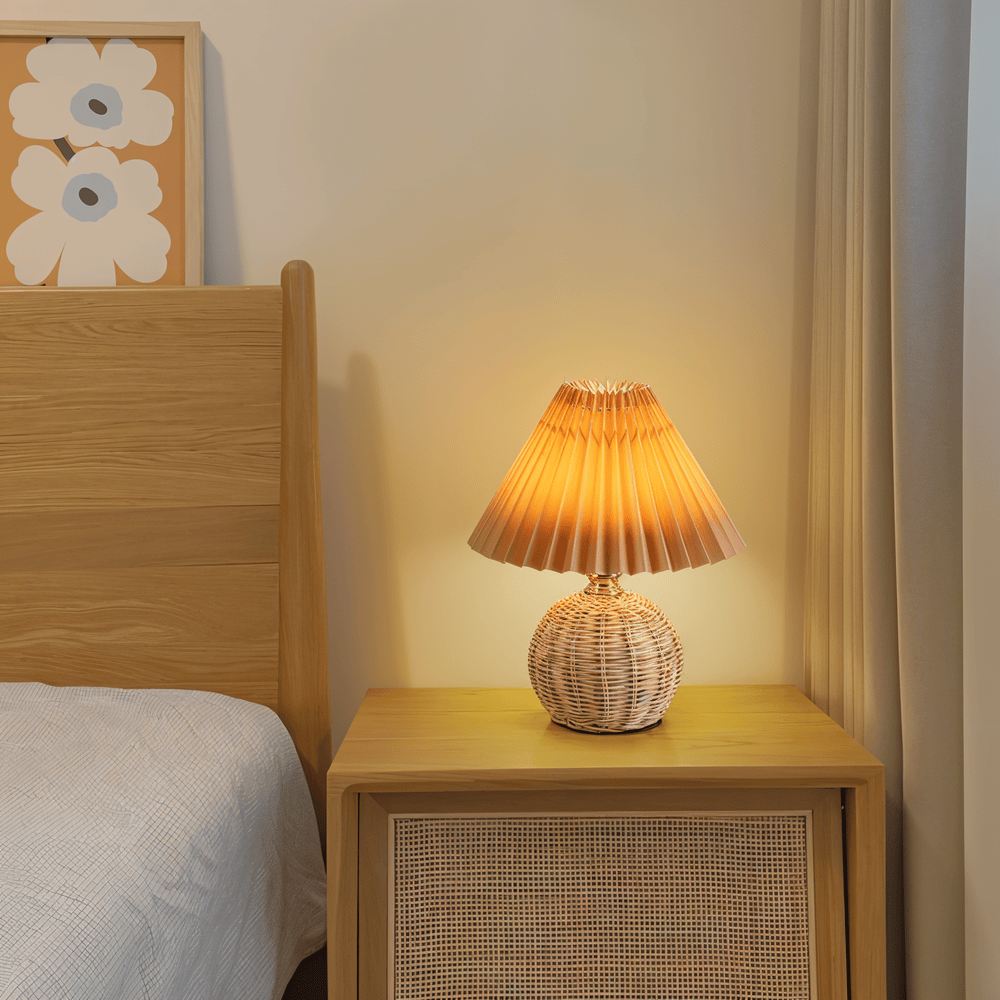 RaffiaGlow – Plisserad Bordslampa i Rotting med Retrodesign