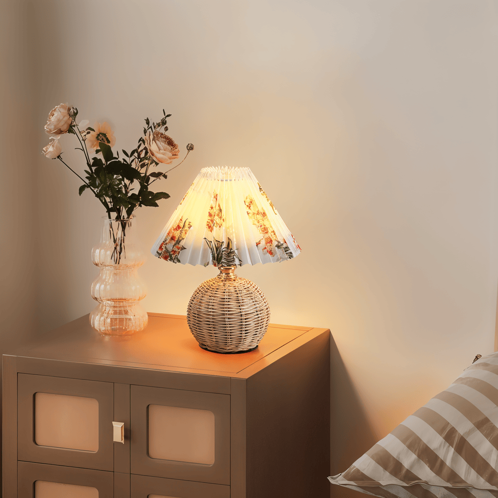 RaffiaGlow – Plisserad Bordslampa i Rotting med Retrodesign