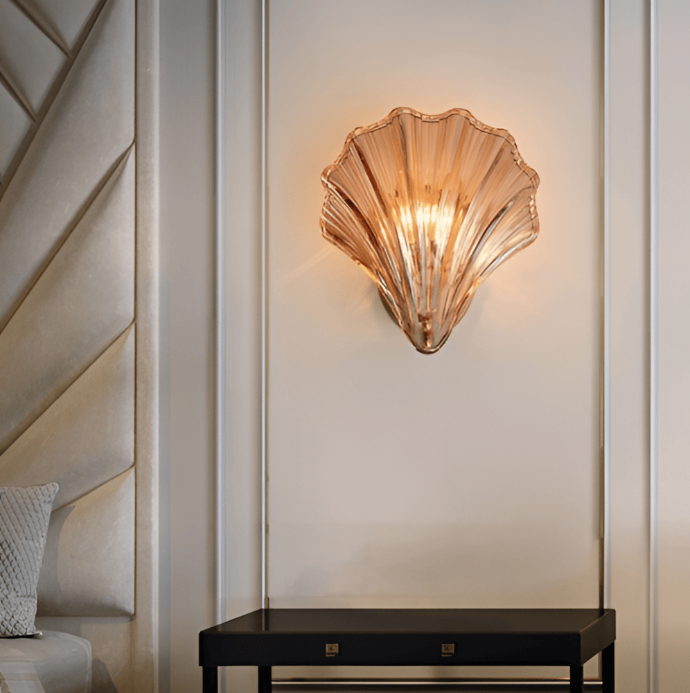 Væglampe i glas og messing – minimalistisk design med varm belysning