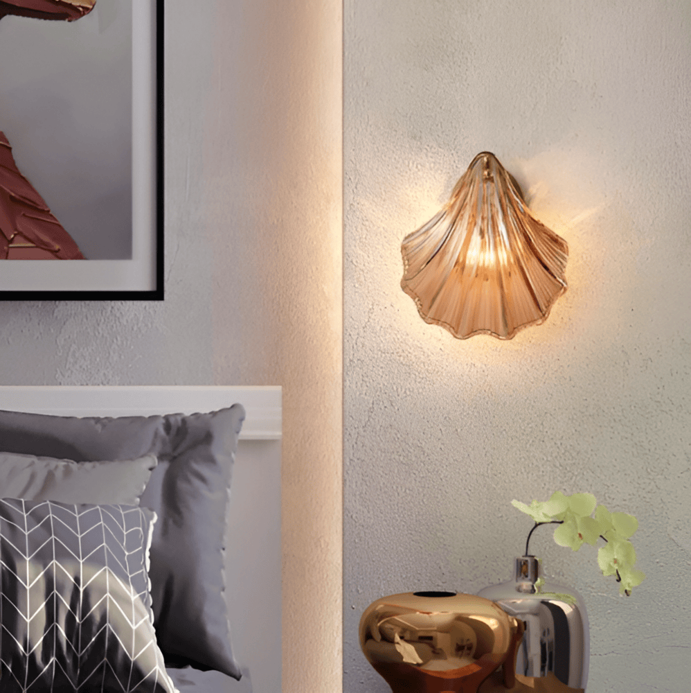 Væglampe i glas og messing – minimalistisk design med varm belysning