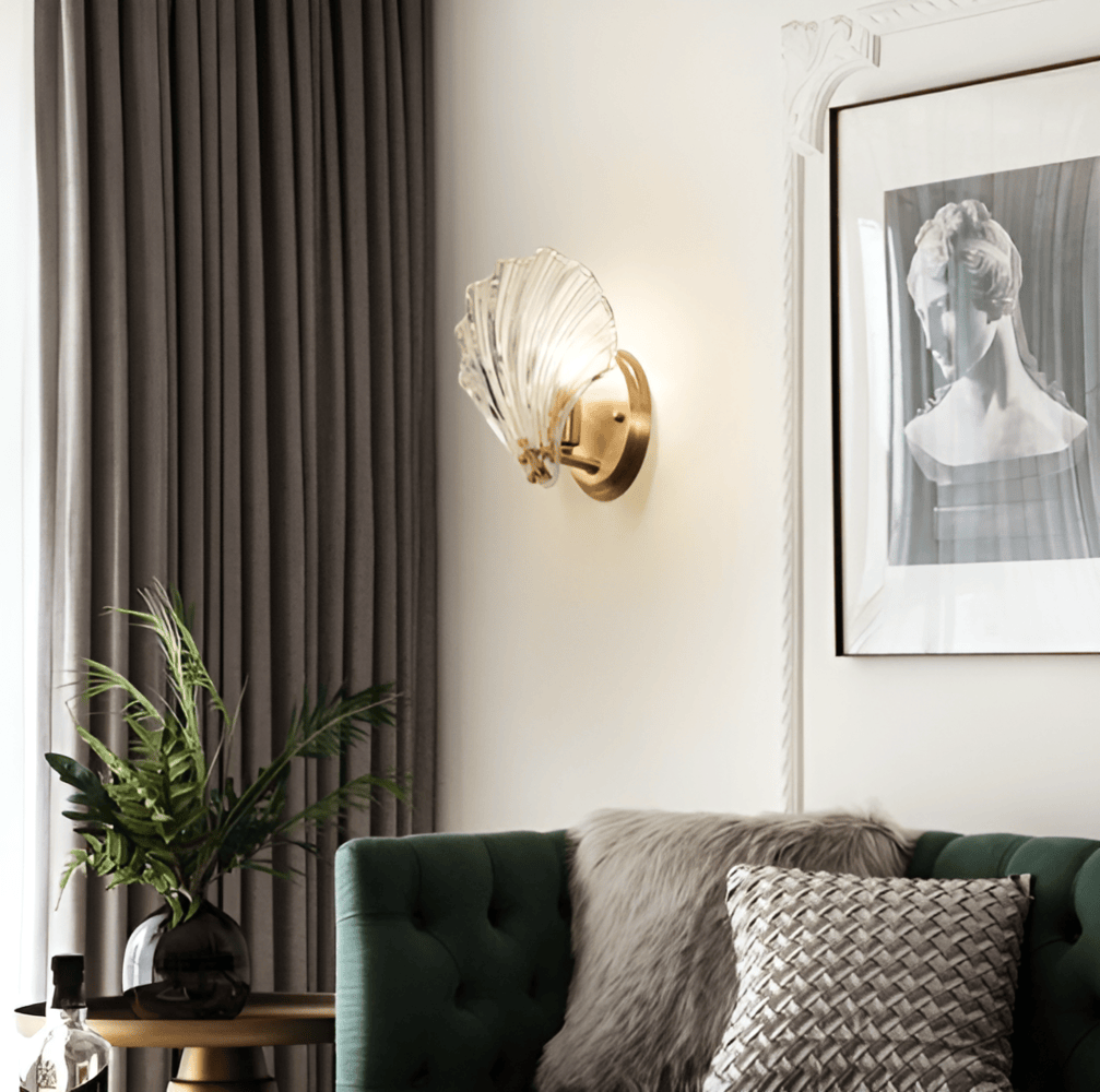 Væglampe i glas og messing – minimalistisk design med varm belysning