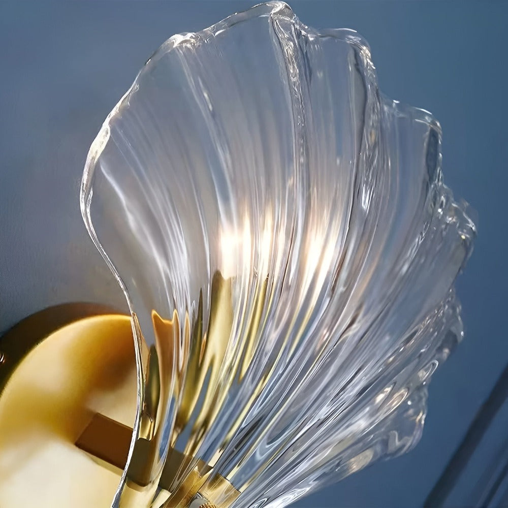Væglampe i glas og messing – minimalistisk design med varm belysning