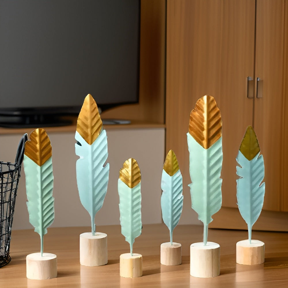 Dekorative træfigurer med blad- og fjerdesign – moderne boligindretning