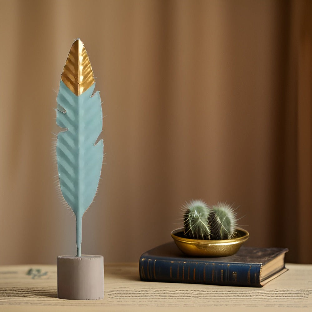 Dekorative træfigurer med blad- og fjerdesign – moderne boligindretning