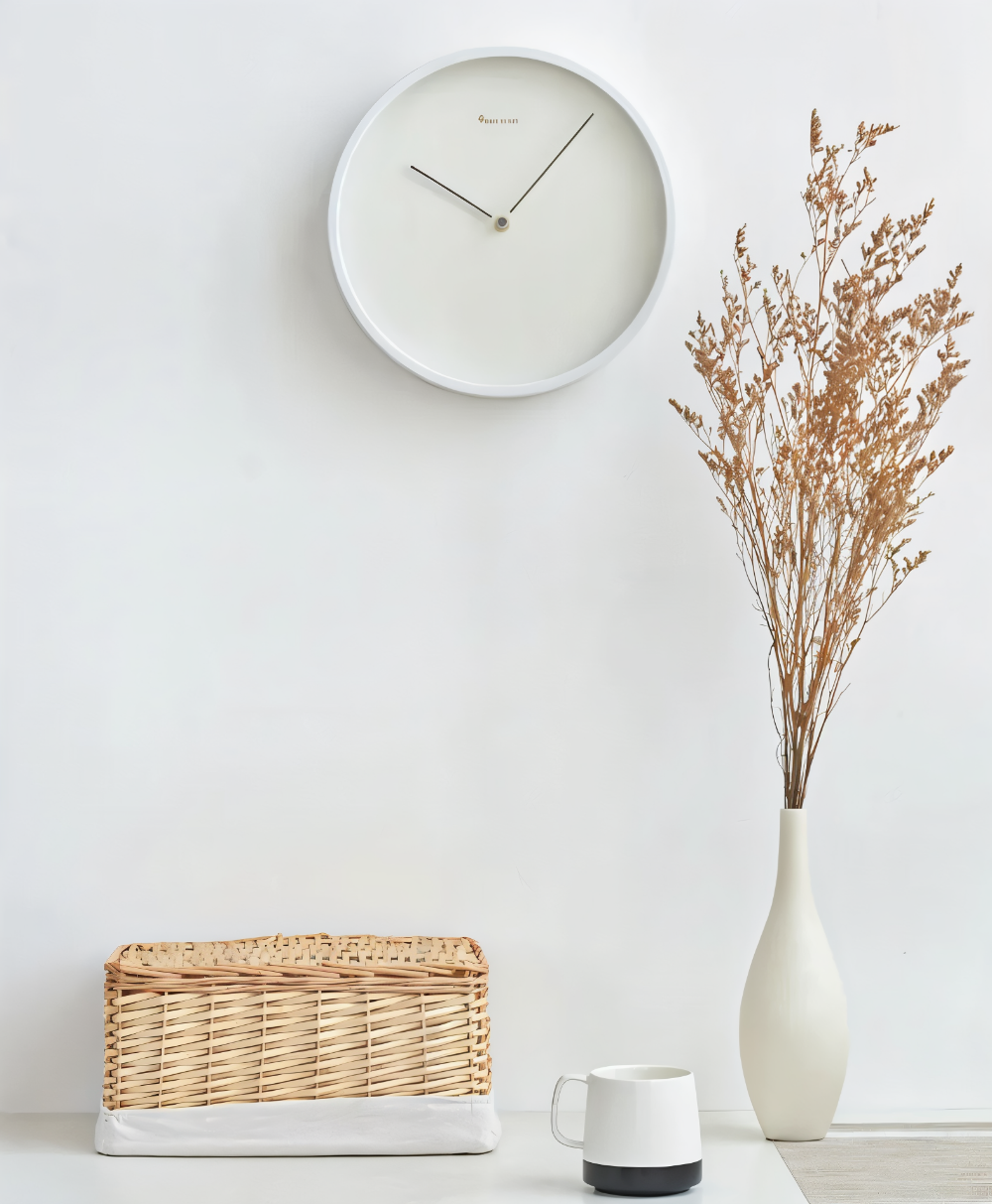 Chronelle – Elegant Hvid Metal Vægur i Moderne Minimalisme