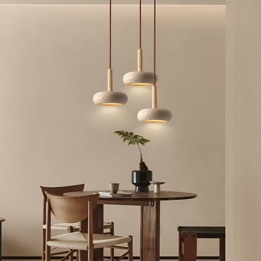 Pendellampe i travertin og træ – naturlig loftlampe