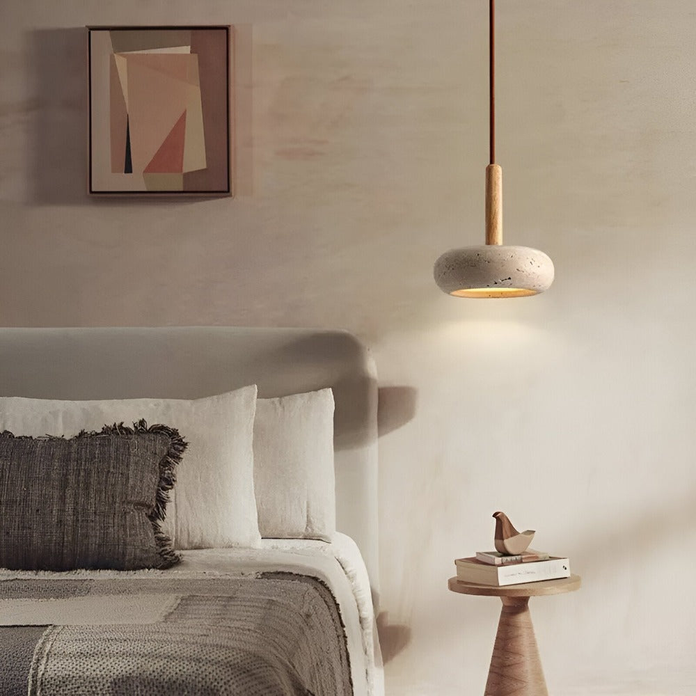 Pendellampe i travertin og træ – naturlig loftlampe