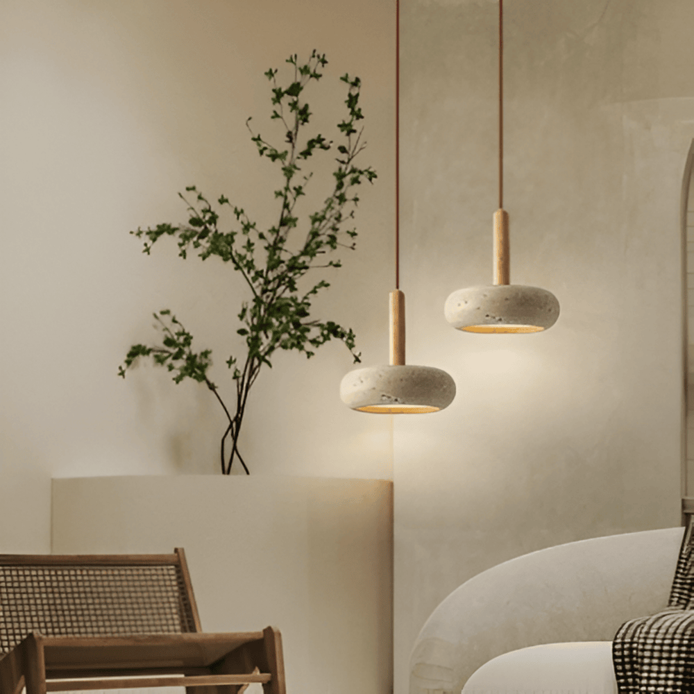 Pendellampe i travertin og træ – naturlig loftlampe