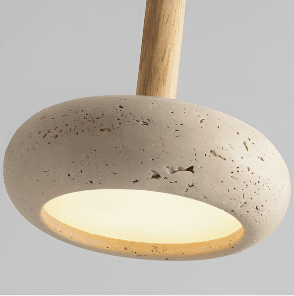 Pendellampe i travertin og træ – naturlig loftlampe