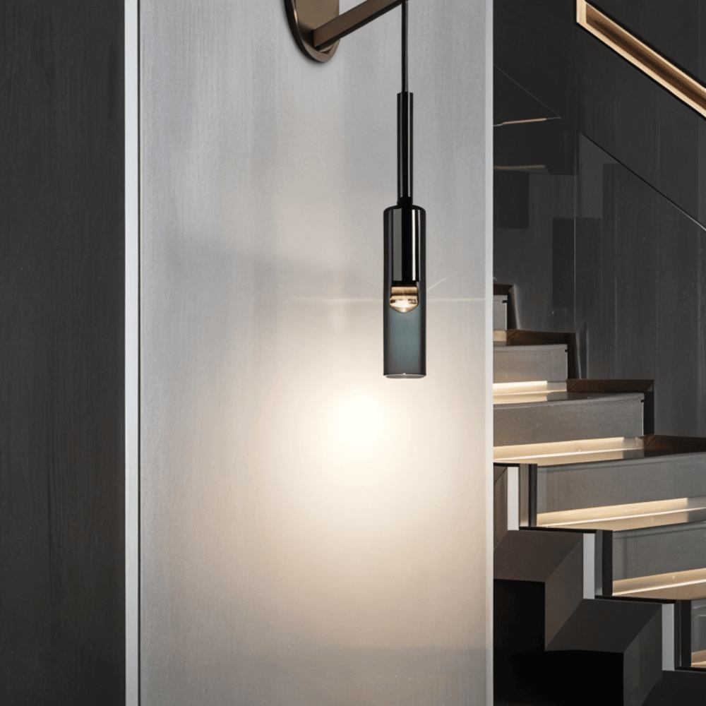 Væglampe i røgfarvet glasrør – minimalistisk design med varm LED