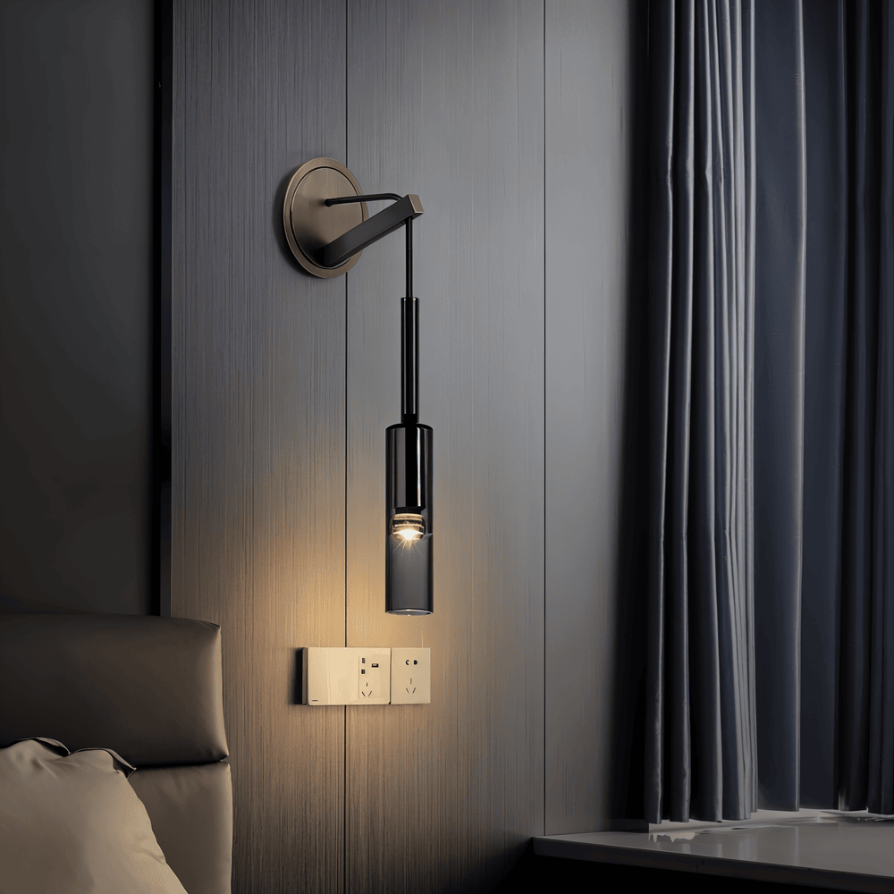 Væglampe i røgfarvet glasrør – minimalistisk design med varm LED