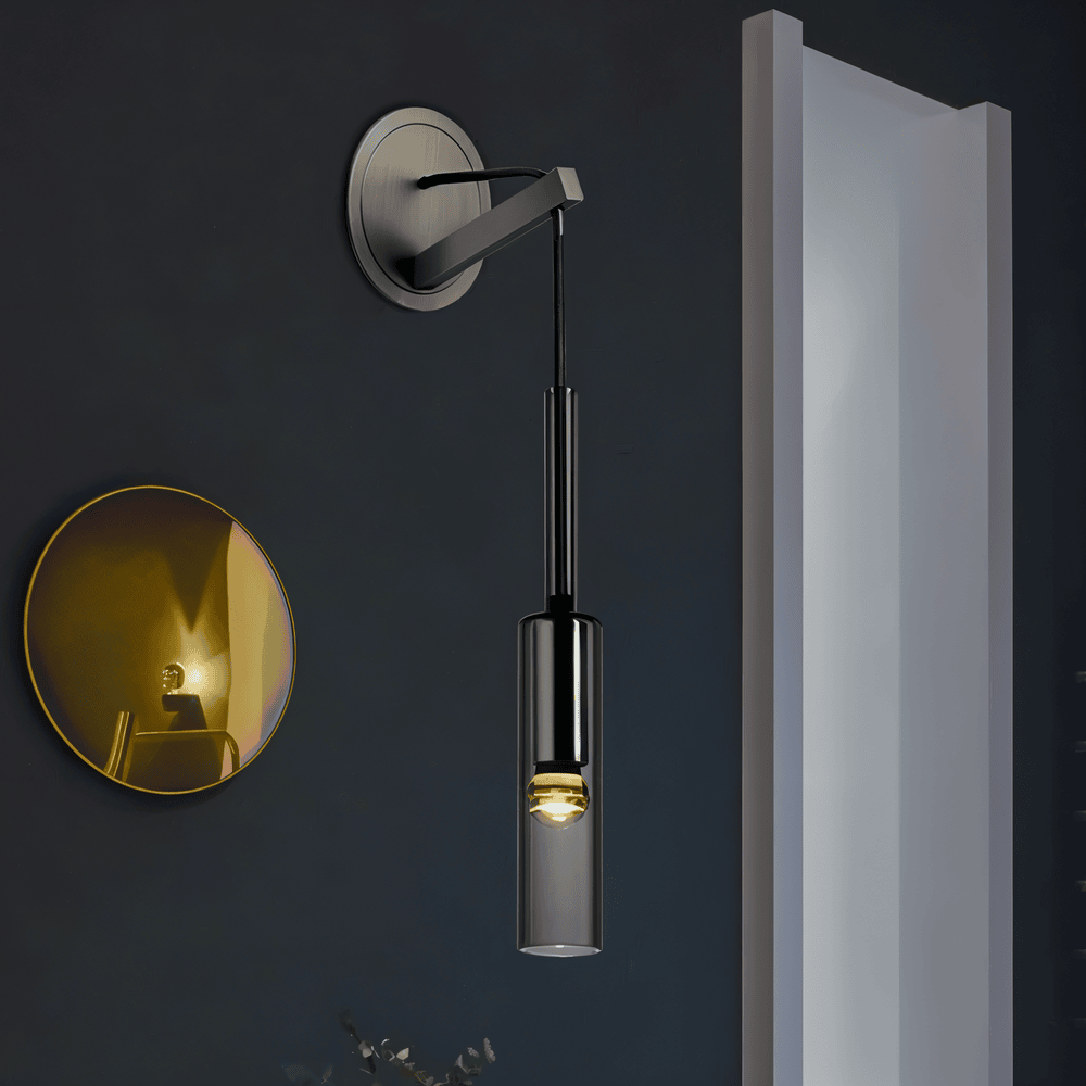 Væglampe i røgfarvet glasrør – minimalistisk design med varm LED