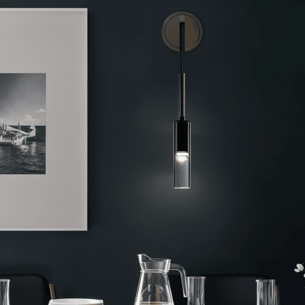 Væglampe i røgfarvet glasrør – minimalistisk design med varm LED