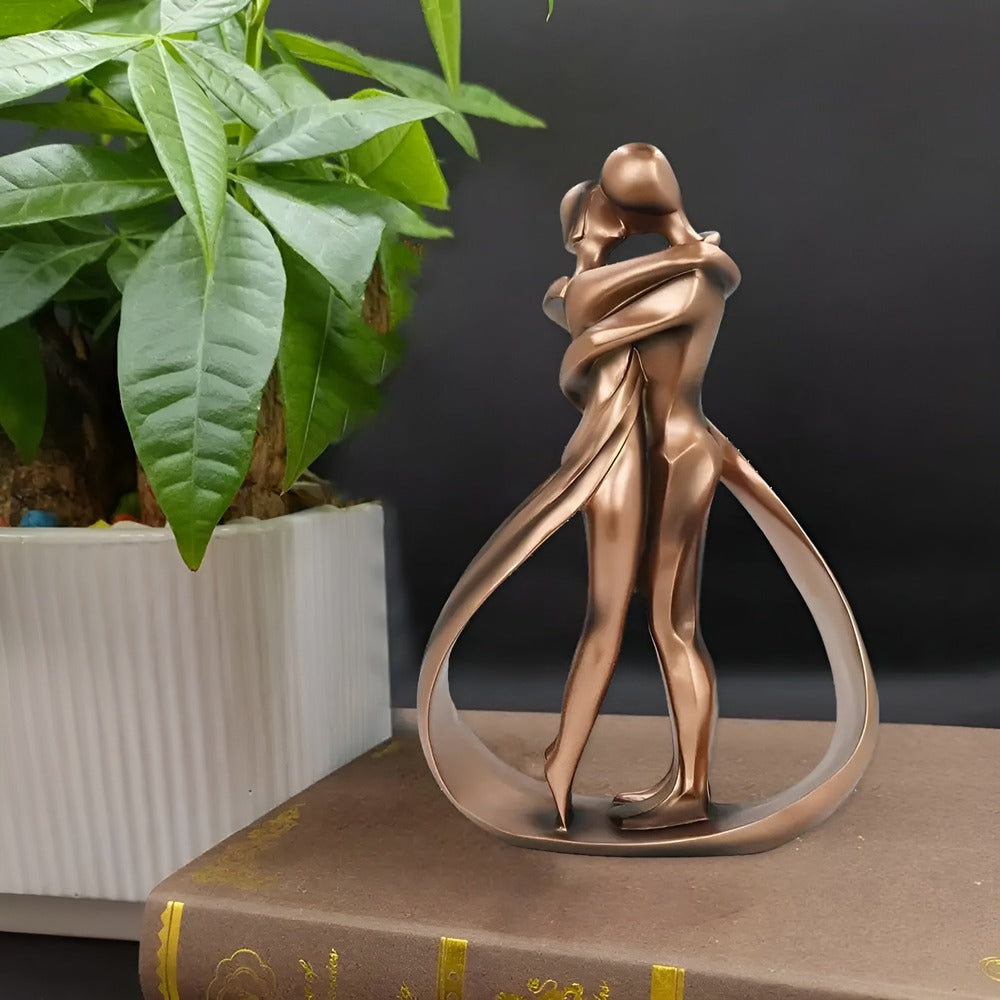 Kyssende par skulptur i abstrakt design – romantisk dekoration