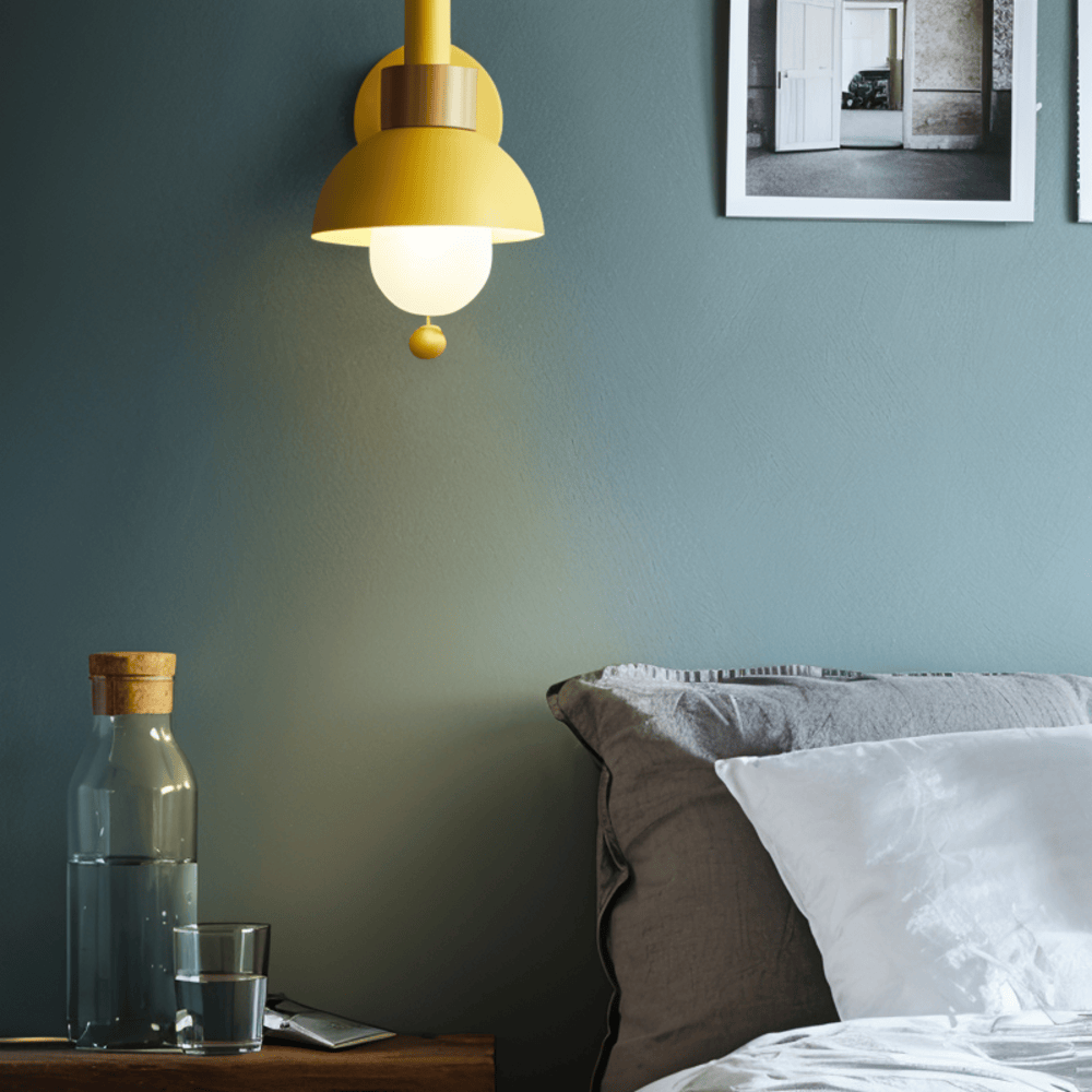 Væglampe i træ og metal – pastel design med træksnor