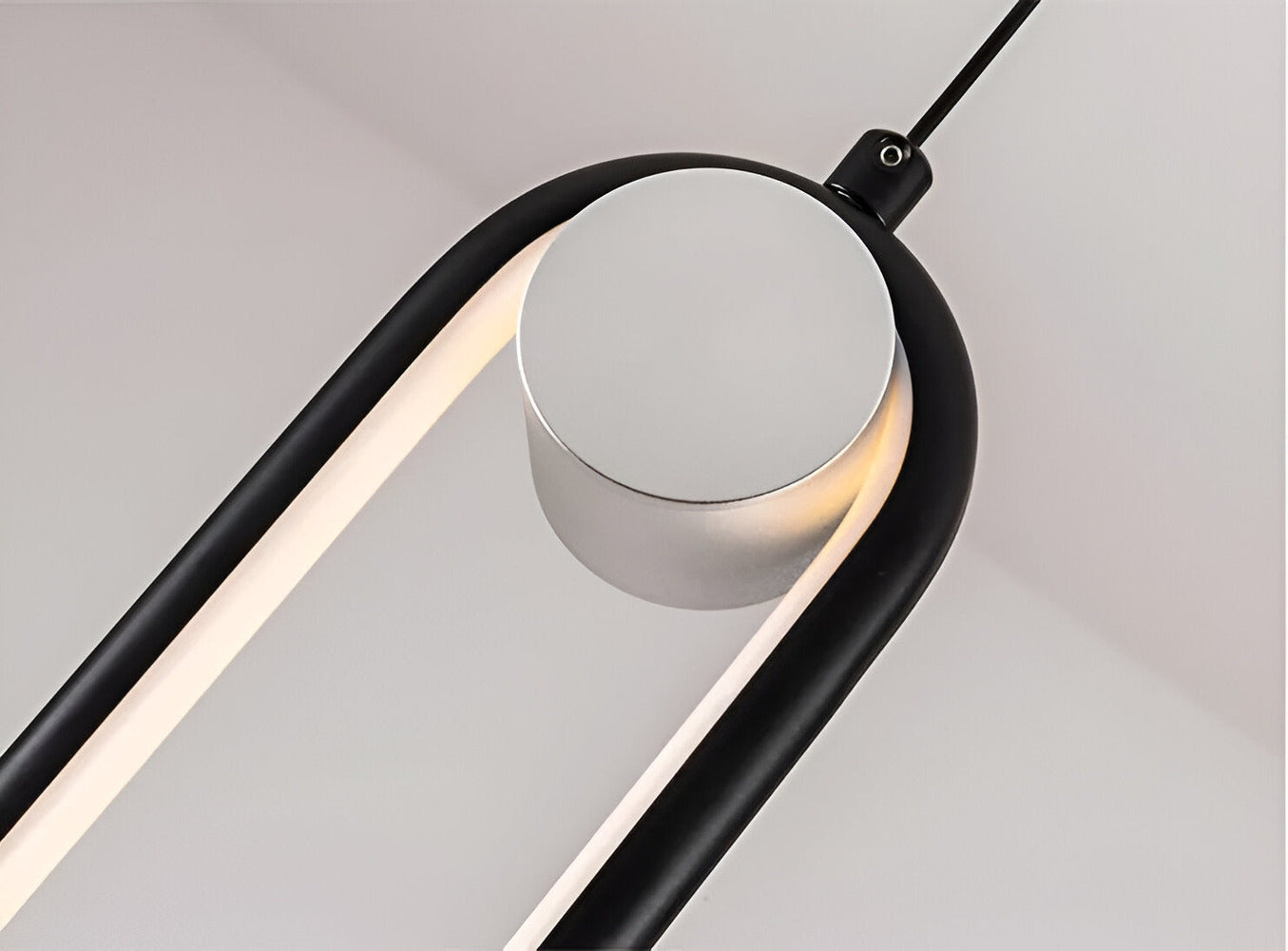 Lang LED loftlampe i sort aluminium – minimalistisk og elegant design