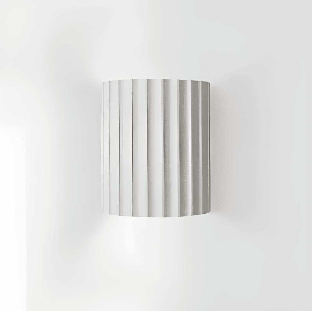 Stravon – Stribet LED Væglampe i Resin med Moderne Nordisk Design