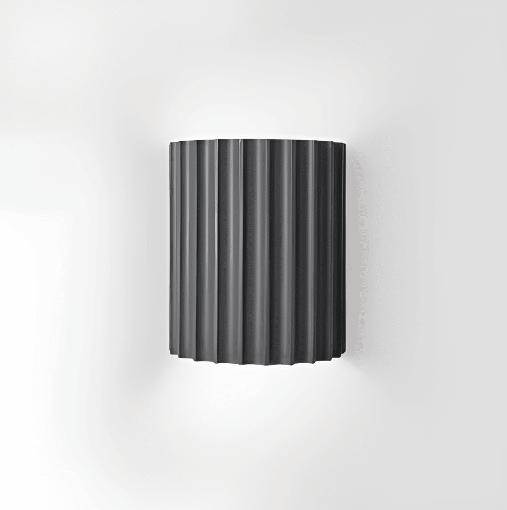 Stravon – Stribet LED Væglampe i Resin med Moderne Nordisk Design