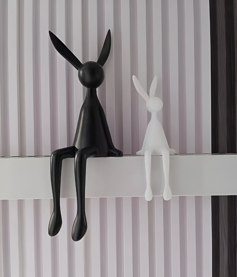 Dekorativ påskehare i moderne design – elegant siddende figur i resin