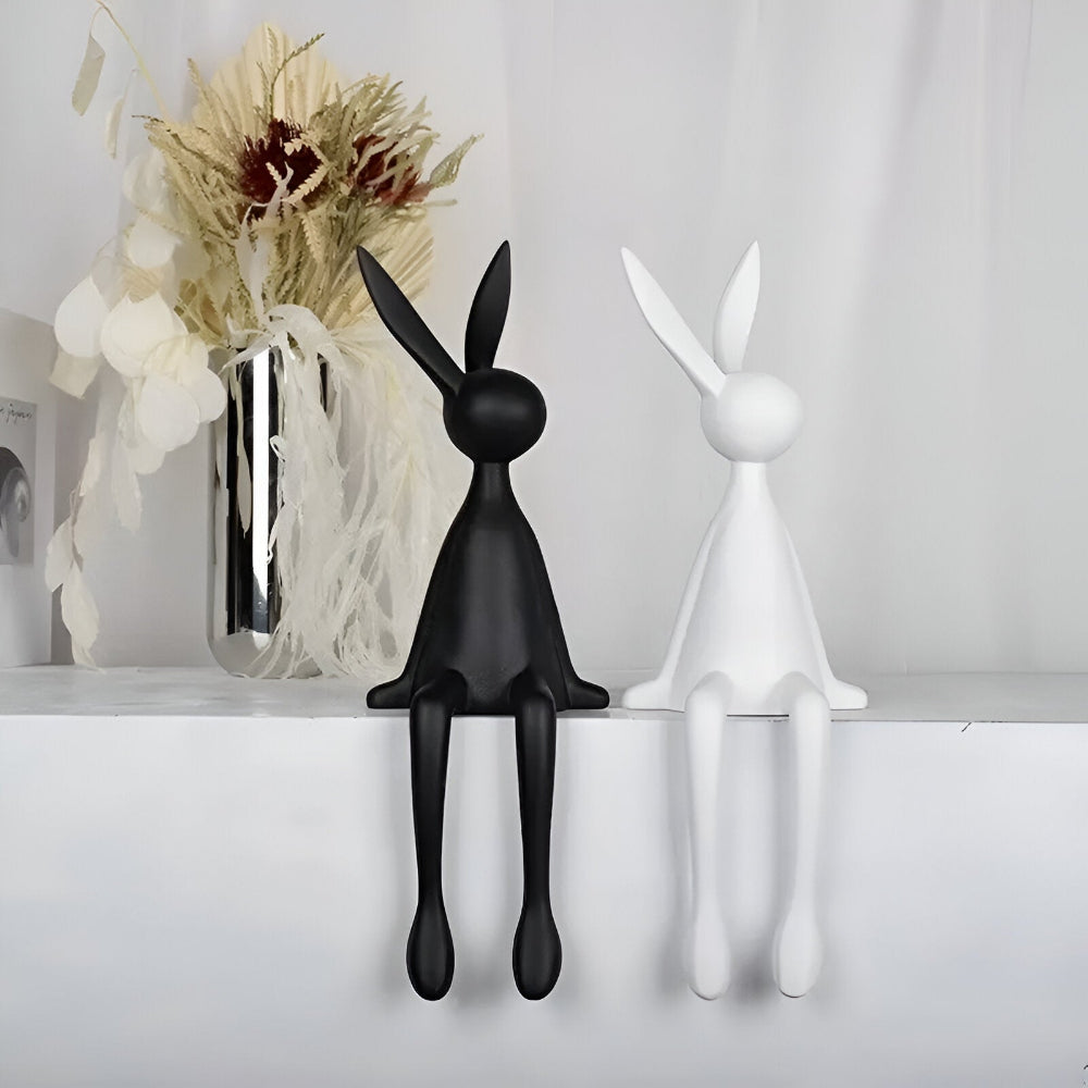 Dekorativ påskehare i moderne design – elegant siddende figur i resin