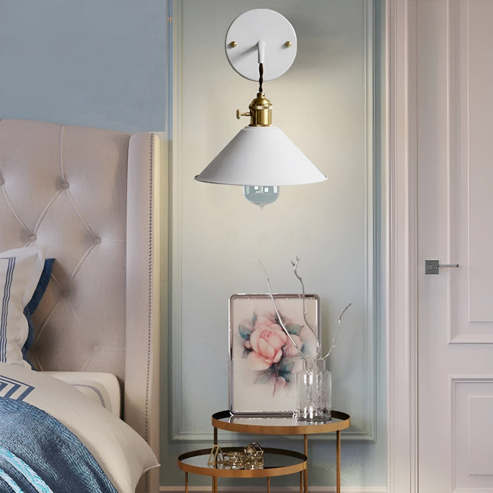 Vintage væglampe i metal – retro konisk design til indendørs belysning