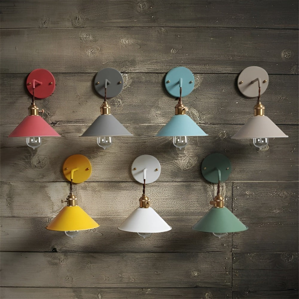 Vintage væglampe i metal – retro konisk design til indendørs belysning