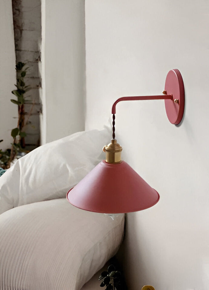 Vintage væglampe i metal – retro konisk design til indendørs belysning