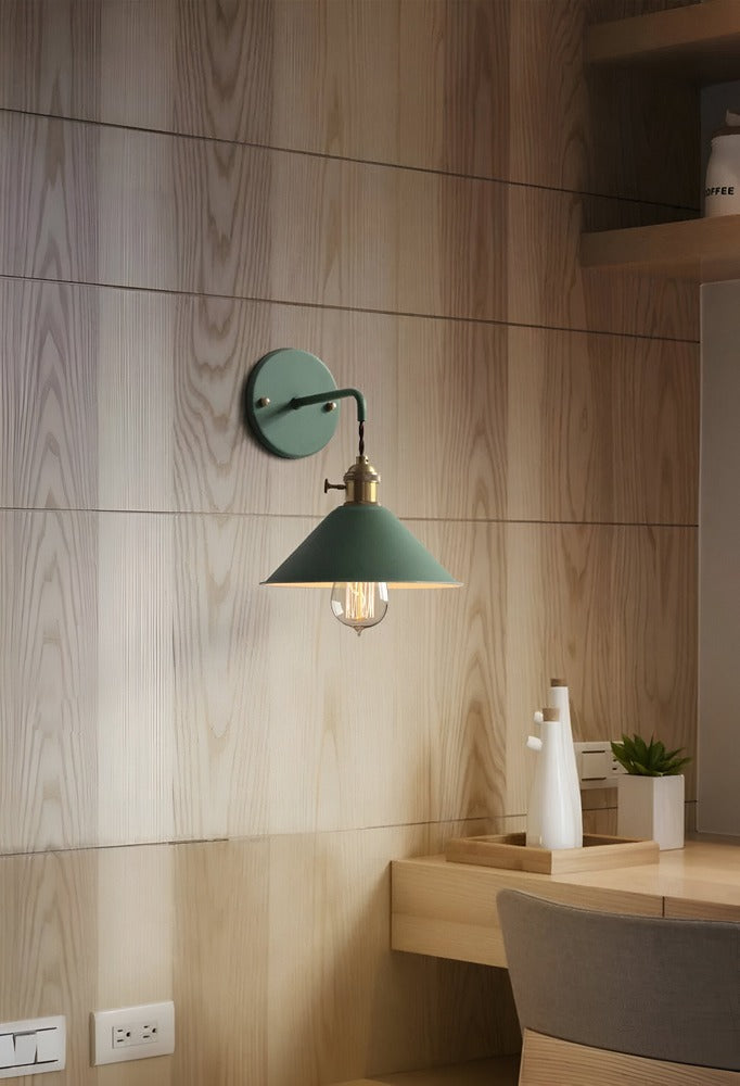 Vintage væglampe i metal – retro konisk design til indendørs belysning