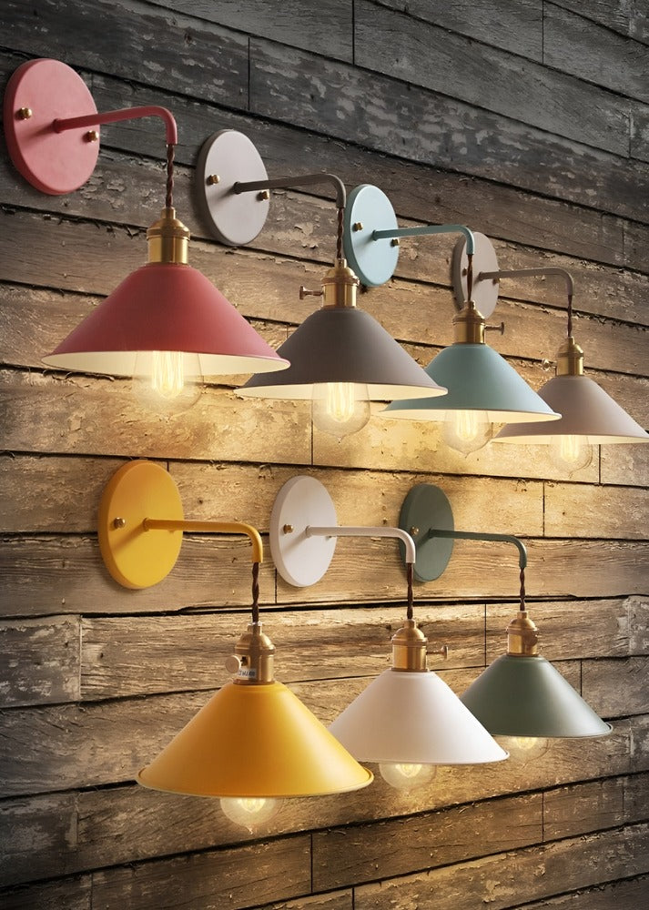 Vintage væglampe i metal – retro konisk design til indendørs belysning