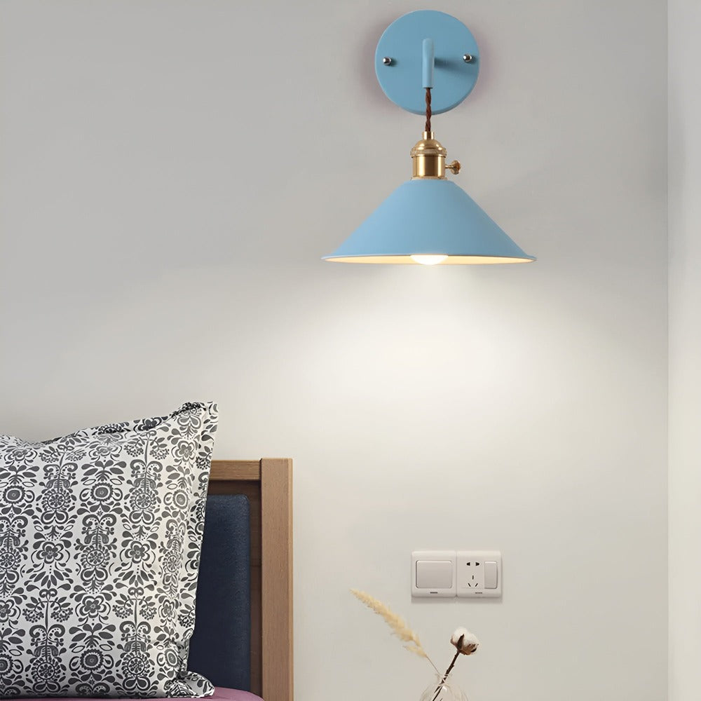 Vintage væglampe i metal – retro konisk design til indendørs belysning