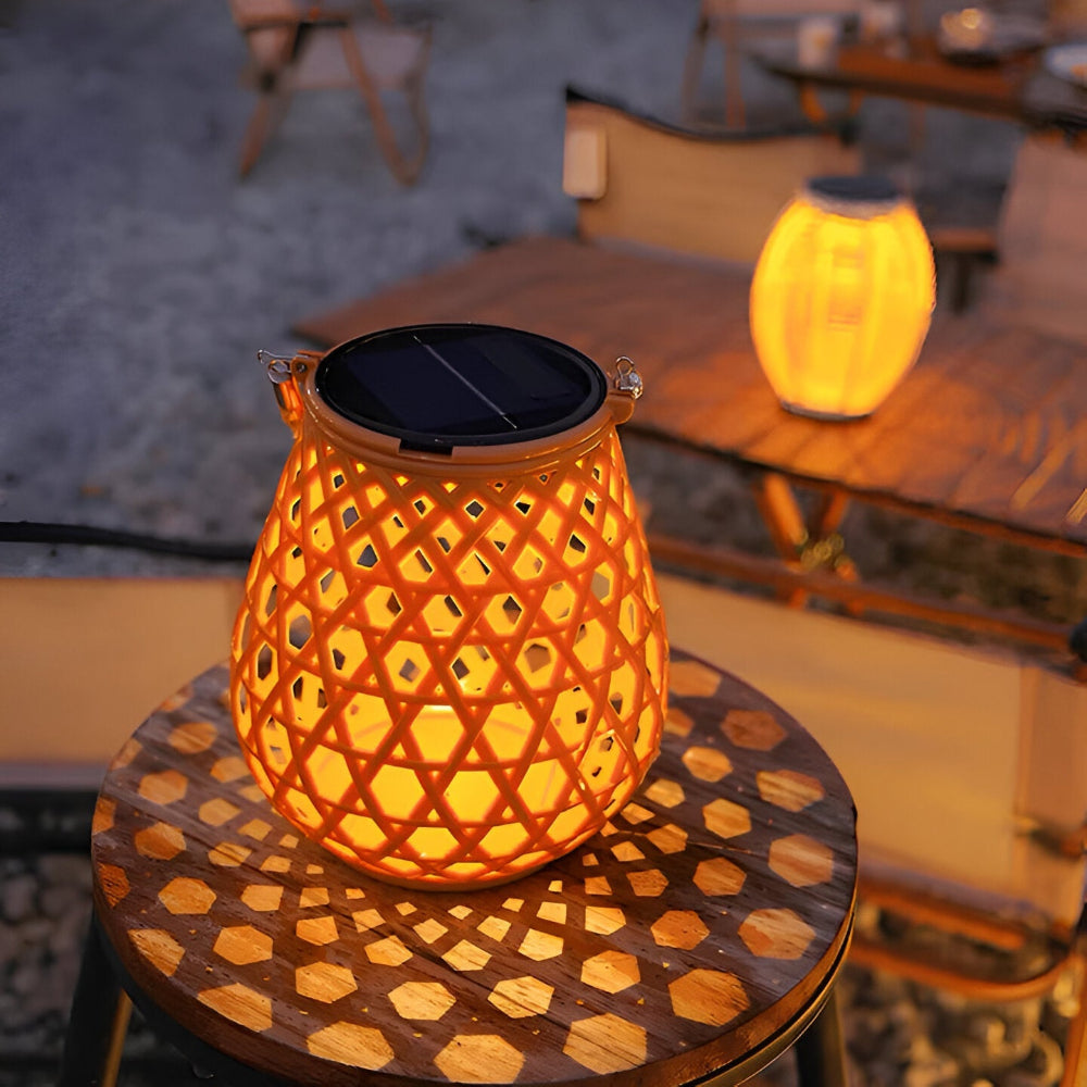 Solcelle lanterne til haven – flettet design med varm LED (IP44)