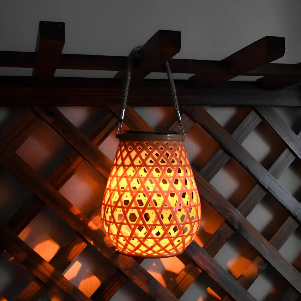 Solcelle lanterne til haven – flettet design med varm LED (IP44)