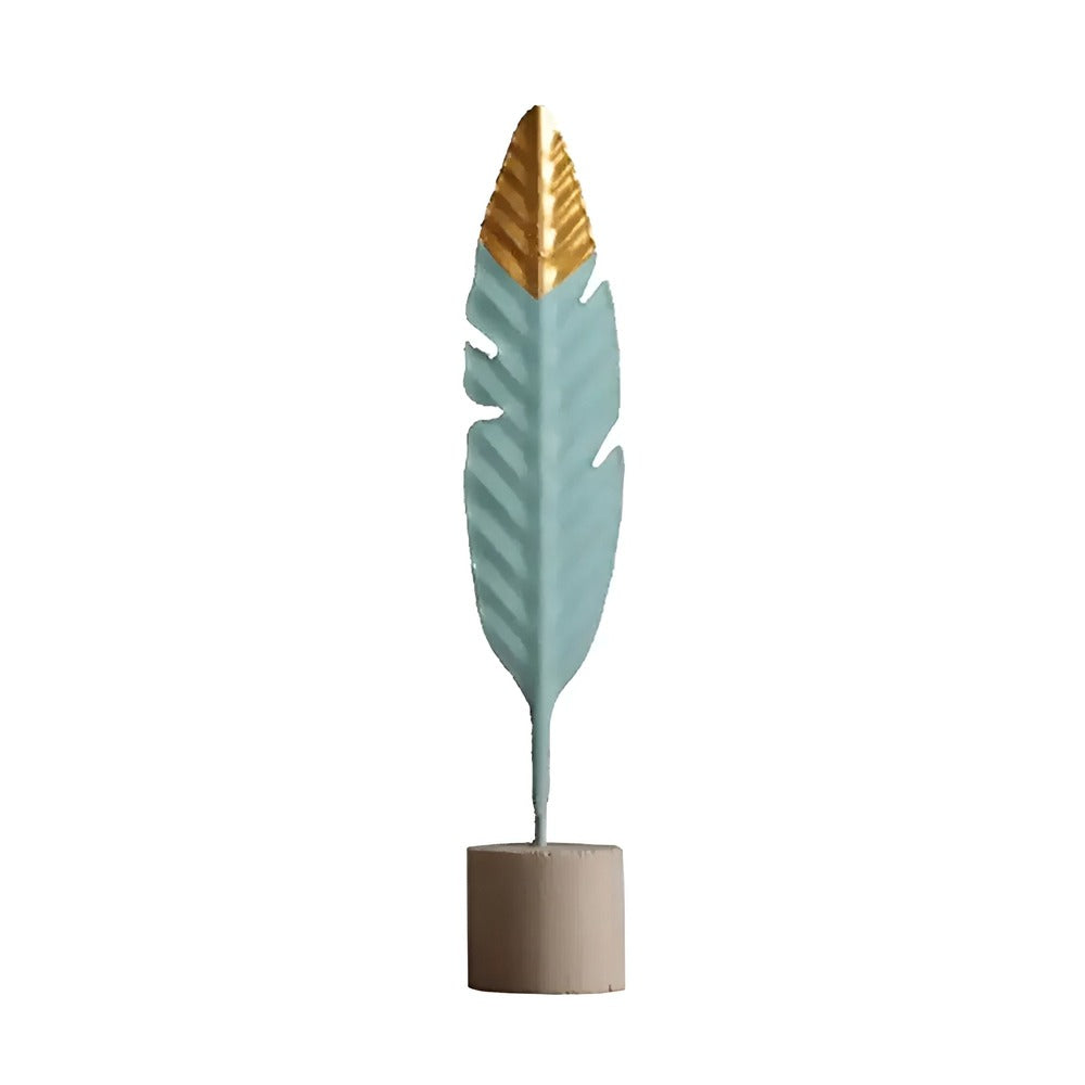 Dekorative træfigurer med blad- og fjerdesign – moderne boligindretning