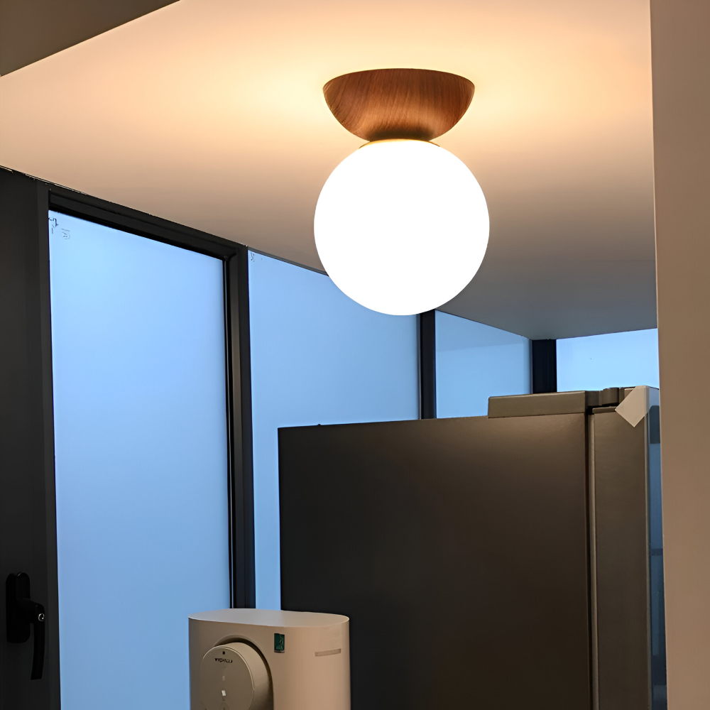 Kiyora – Japansk LED Loftlampe med Perleformet Glaskuppel og Træramme