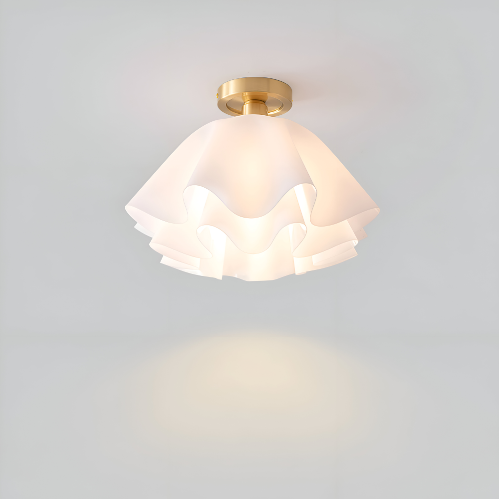 Blomsterformet loftlampe i hvid akryl og messing