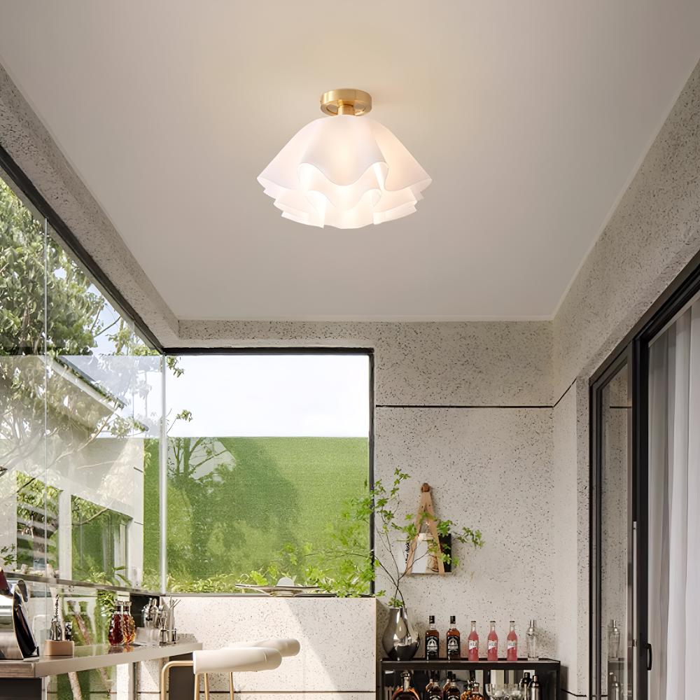 Blomsterformet loftlampe i hvid akryl og messing