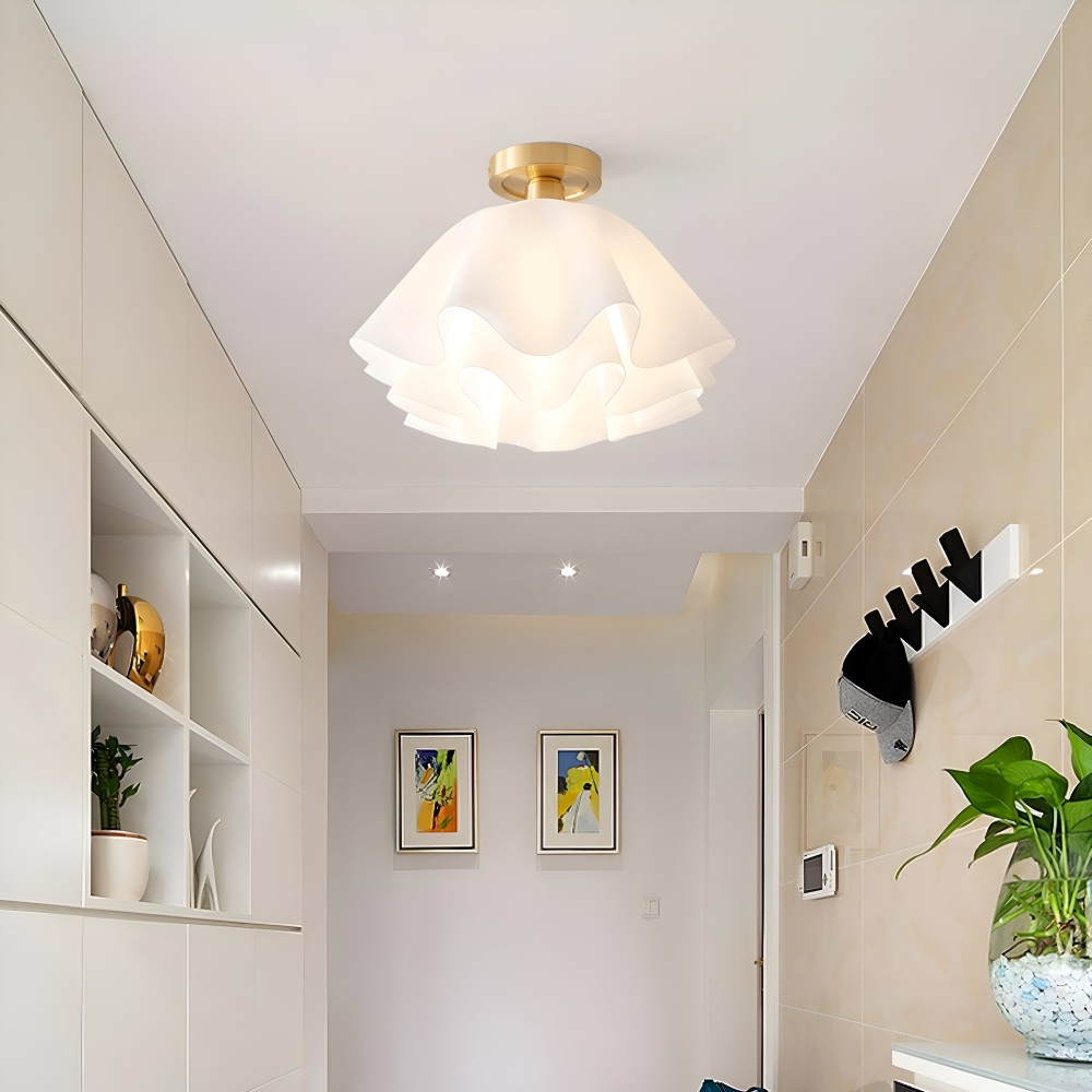 Blomsterformet loftlampe i hvid akryl og messing