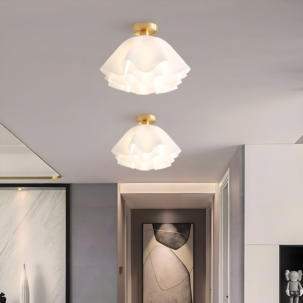 Blomsterformet loftlampe i hvid akryl og messing