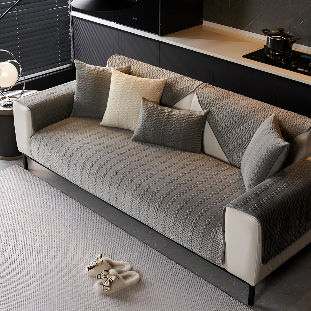 Sort sofaovertræk i plys – skridsikkert med geometrisk struktur