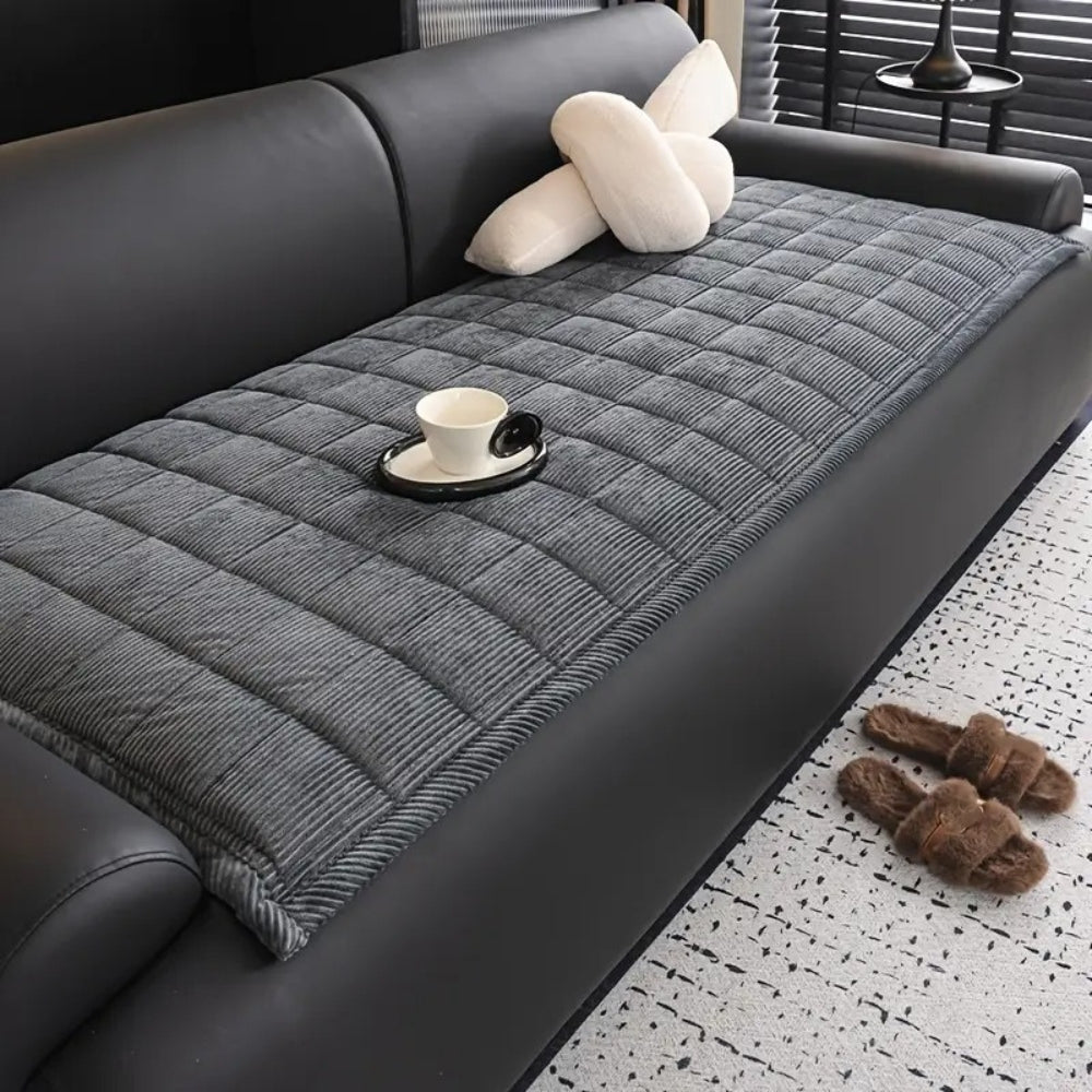 Quiltet sofaovertræk med moderne linjemønster