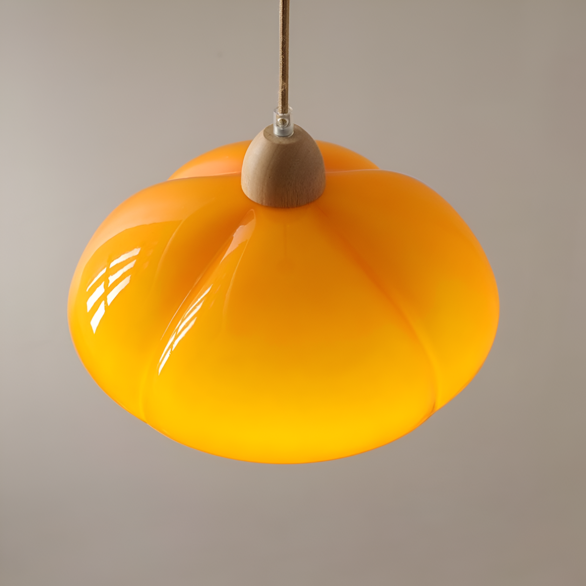 Pendellampe i glas og træ – retro lampe i nordisk design